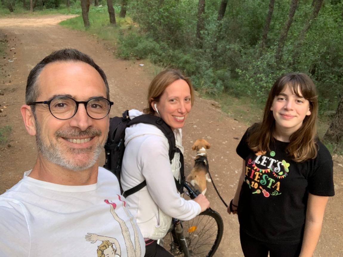 Ο Κώστας Κρομμύδας με τη σύζυγό του, Μαρίνα Γιώτη, και την κόρη τους.