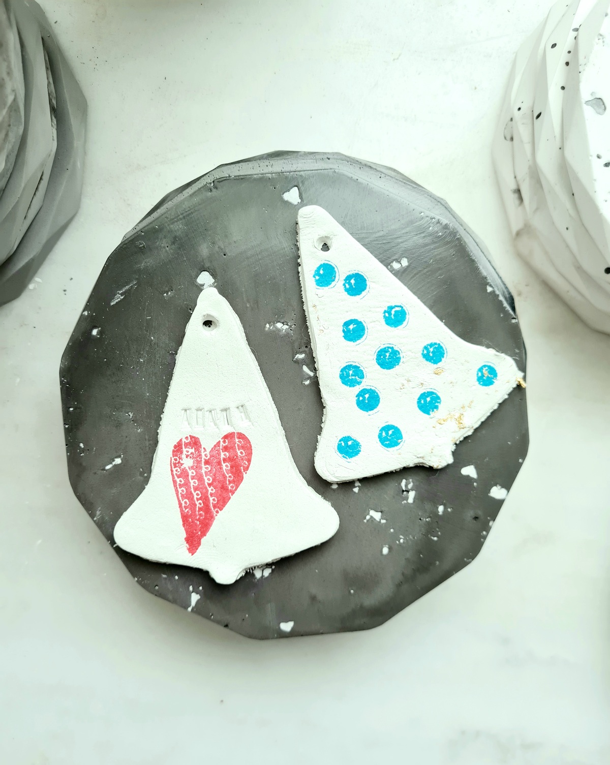 στολίδια με χρωματιστά σχέδια