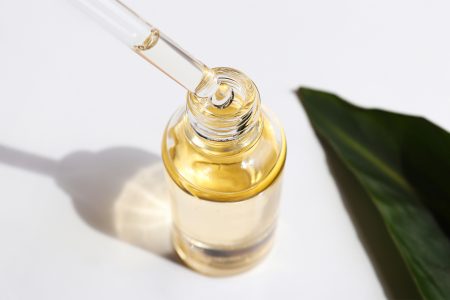 Tea tree oil: 10+1 τρόποι να το αξιοποιήσεις στην ομορφιά – και όχι μόνο