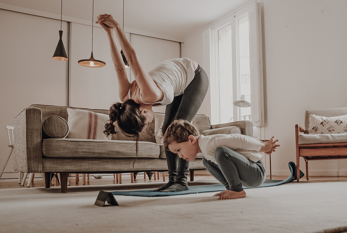 μητέρα και παιδί κάνουν γιόγκα