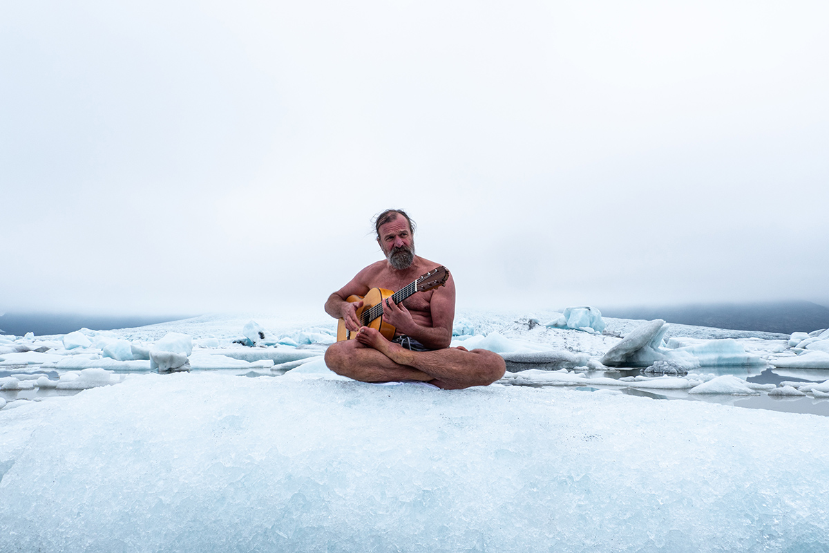 Ο Hof παίζει κιθάρα στον πάγο