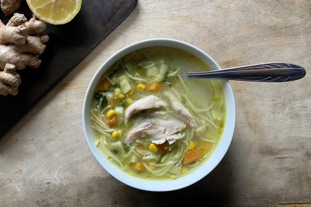 Κοτόσουπα για τη γρίπη, με τζίντζερ και κουρκουμά