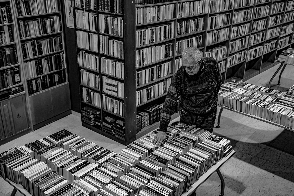 παλαιοβιβλιοπωλείο των αστέγωναστέγων