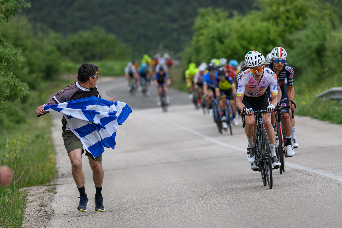 Εθελόντρια στον ποδηλατικό γύρο