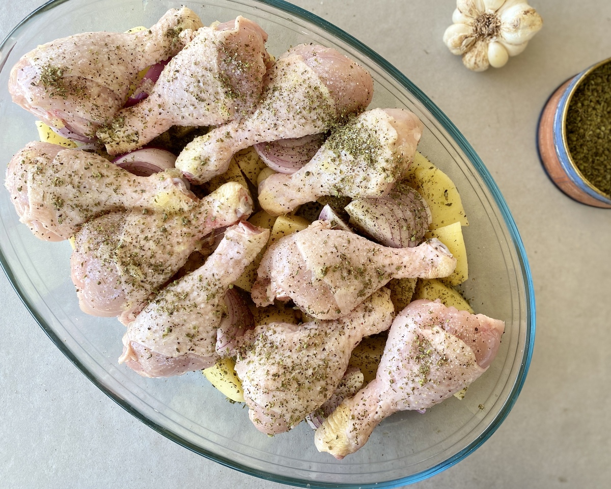 κοτόπουλο με πατάτες και γλιστρίδα