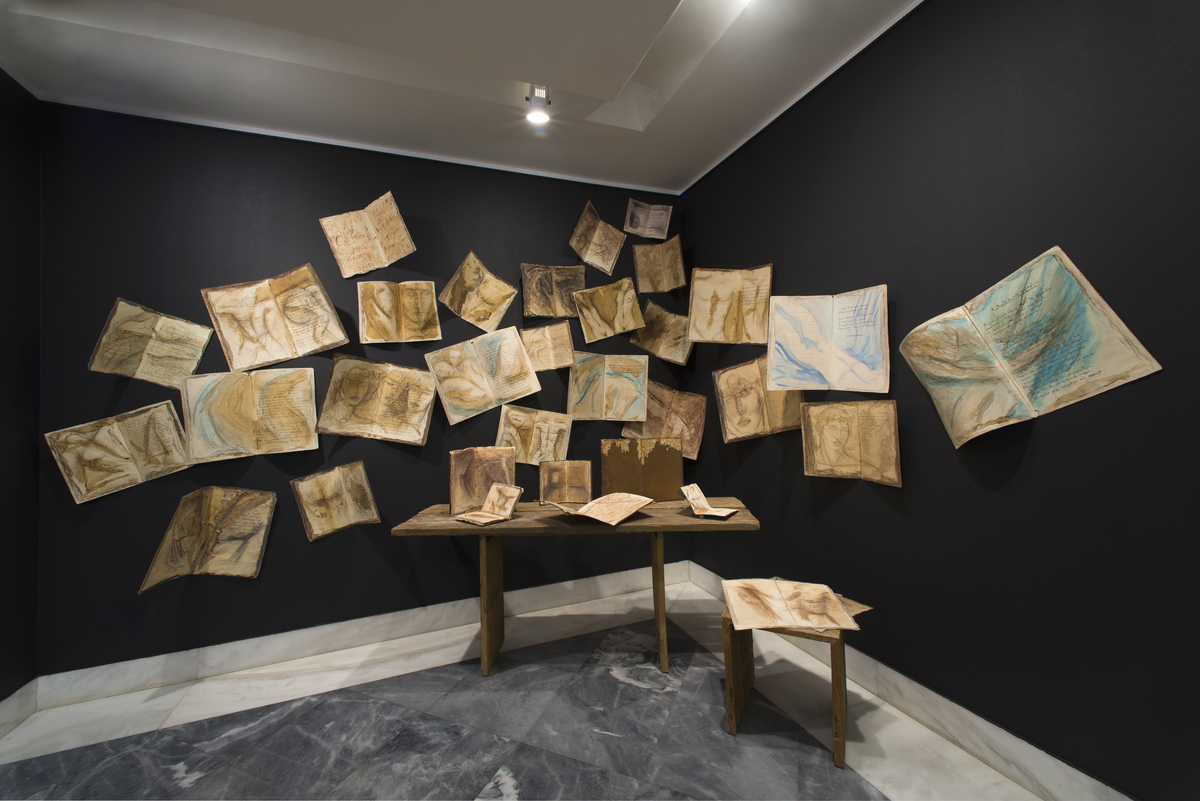 «Βιβλία του Καβάφη», εγκατάσταση, στην Άνδρο.