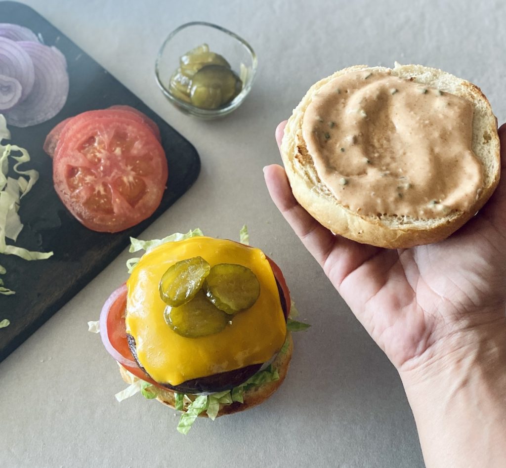 Αυτό το vegan burger με μανιτάρια δεν έχει να ζηλέψει τίποτα από ένα