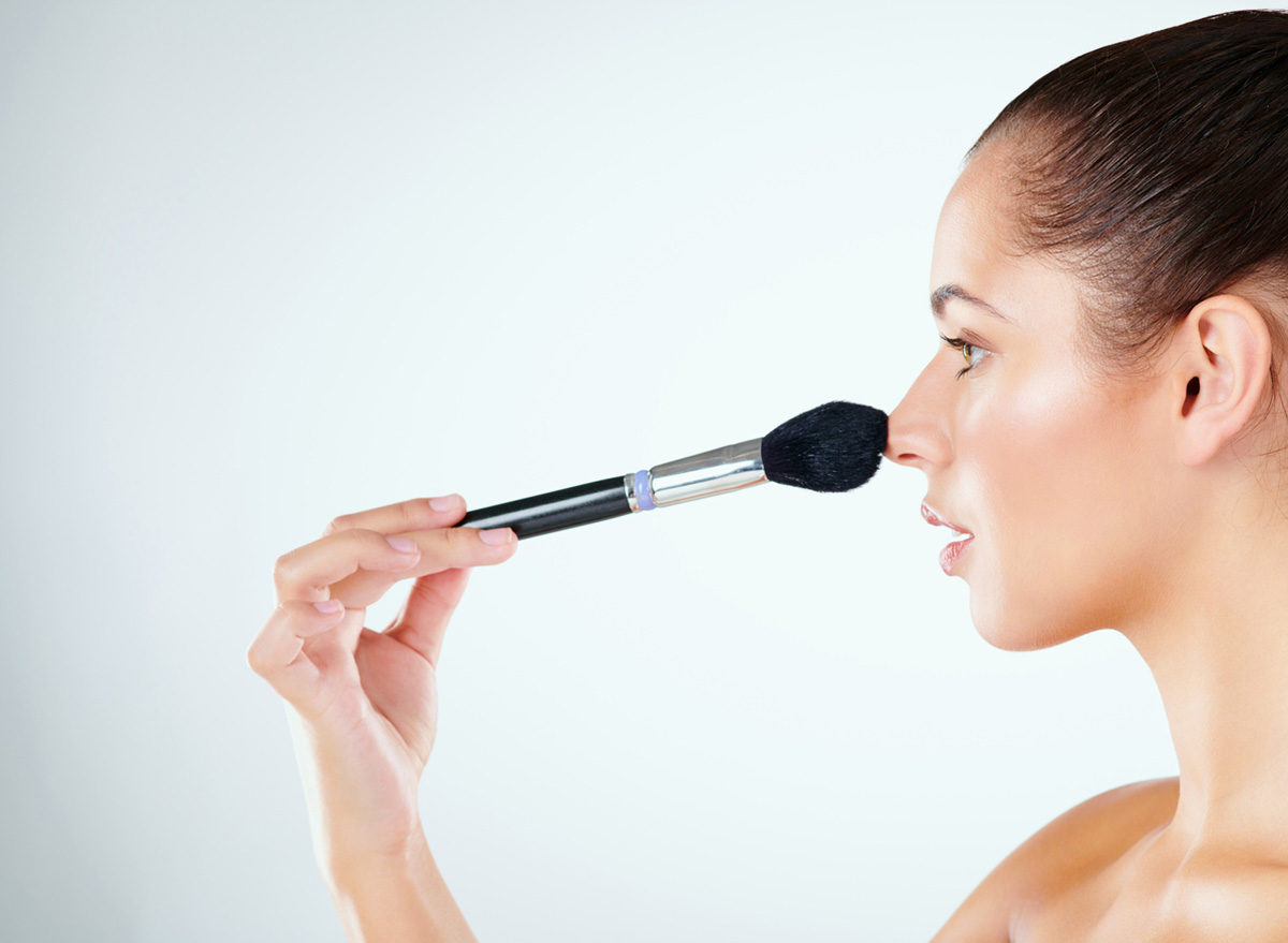 το κόλπο στο μακιγιάζ για να κάνεις τη μύτη σου πιο λεπτή