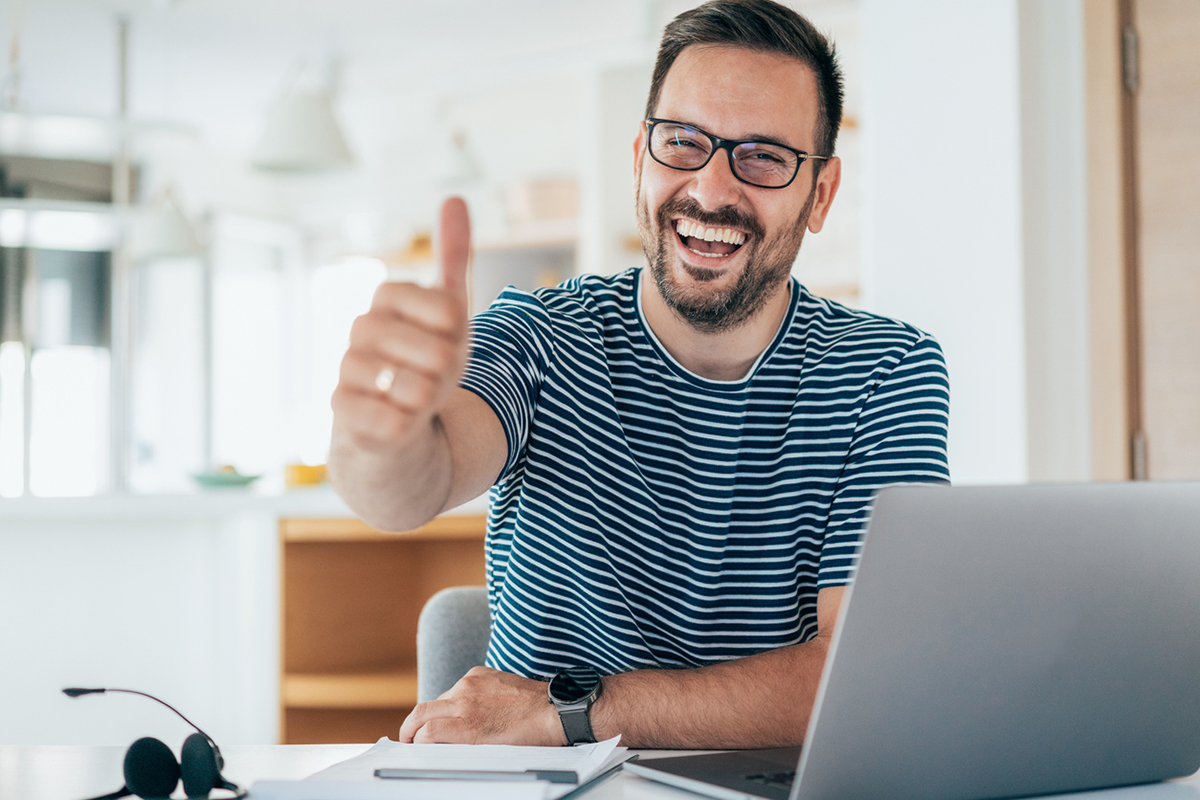 χαρούμενος άντρας