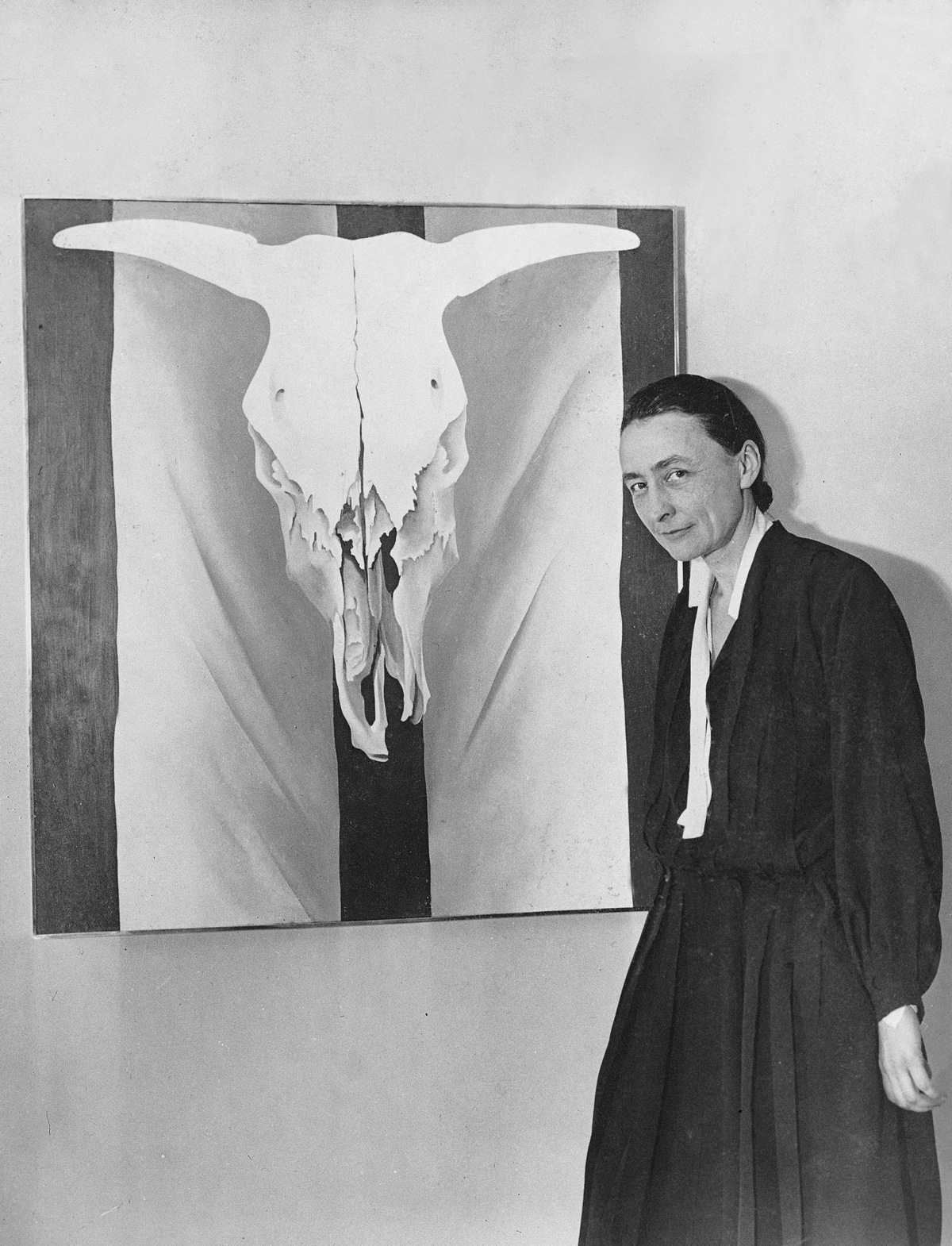 H Georgia O’Keeffe ποζάρει δίπλα σε έργο της με τίτλο «Red White and Blue» (1930), στη Νέα Υόρκη.