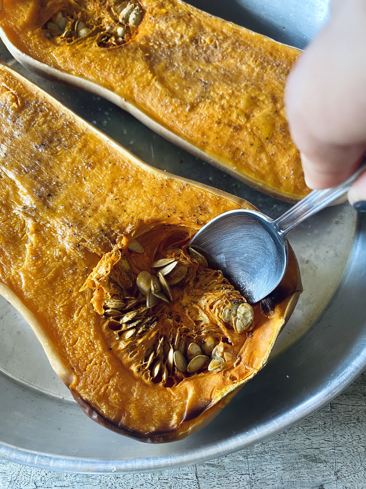 αφαιρούμε τους κολοκυθόσπορους με κουτάλι