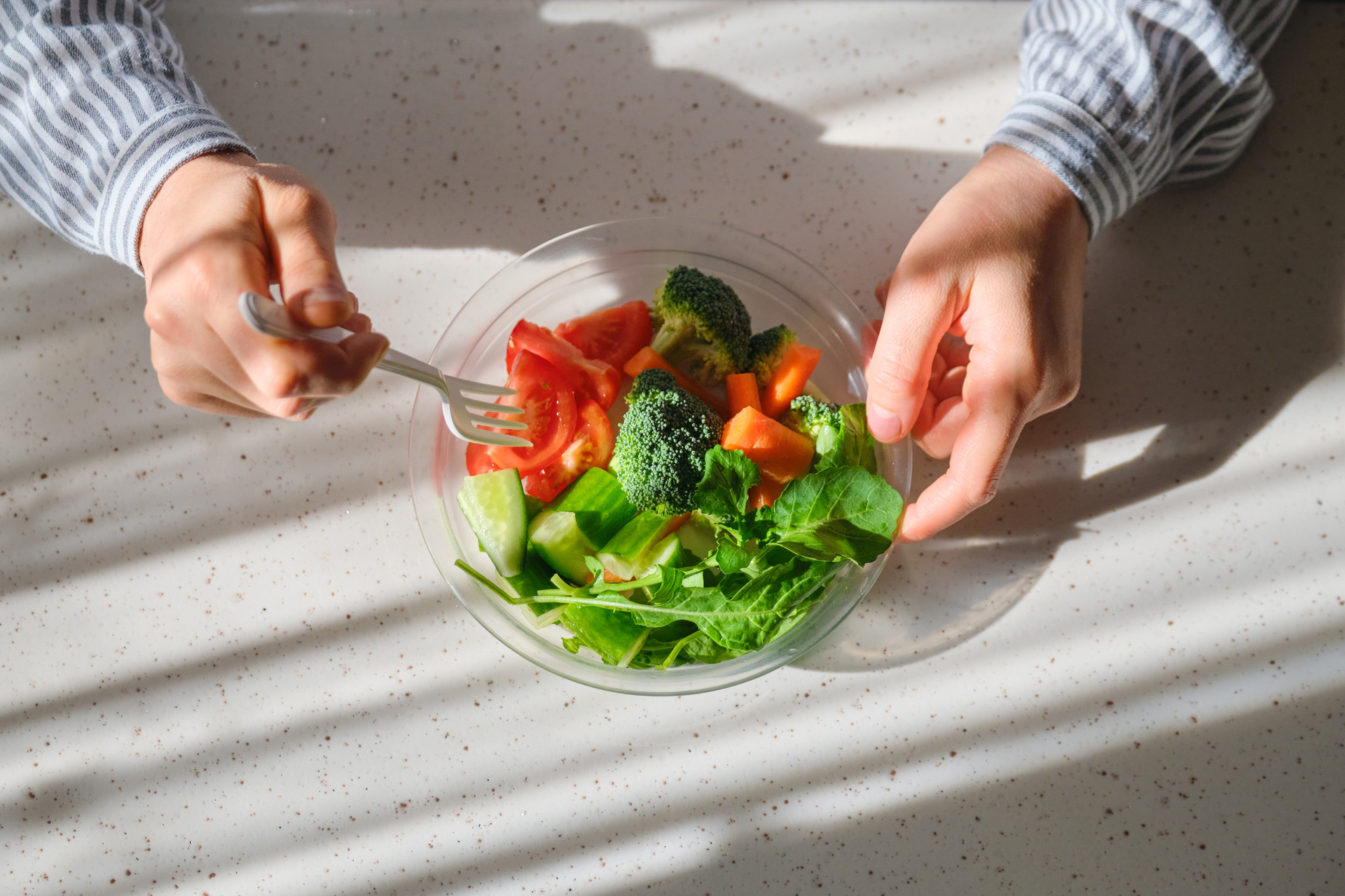 Τρώγοντας λιγότερο, ζούμε περισσότερο; Τι δείχνει νέα έρευνα για τον θερμιδικό περιορισμό