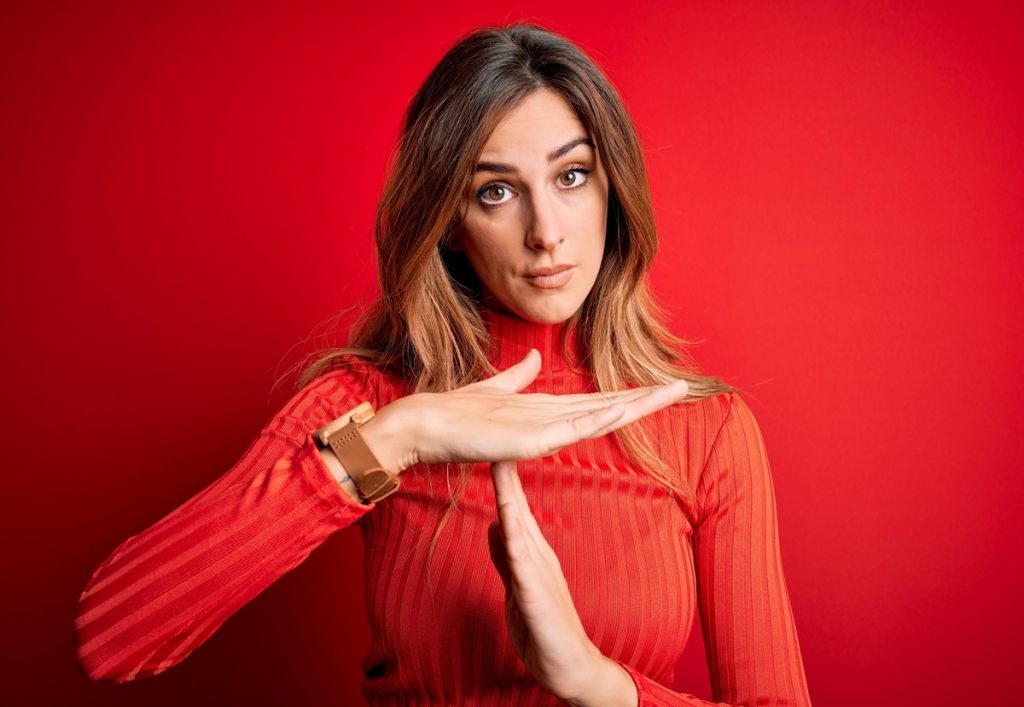 Είσαι talkaholic; Μάθε τη δύναμη που κρύβει το να μιλάς λιγότερο OW.GR