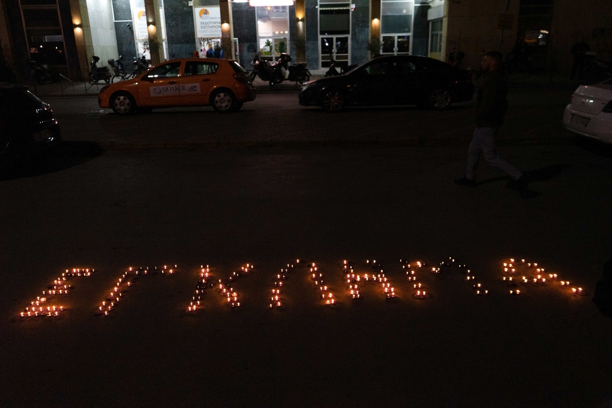 Συγκέντρωση φοιτητών στο Σιδηροδρομικό Σταθμό Θεσσαλονίκης για αποτίσουν φόρο τιμής στα θύματα του σιδηροδρομικού ατυχήματος στον Ευαγγελισμό Λάρισας και να διαμαρτυρηθούν προς την εταιρεία Hellenic Train, 1 Μαρτίου 2023.