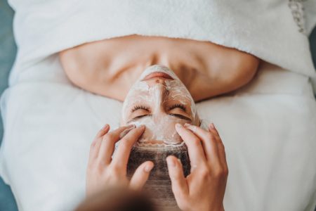 Οι περιποιήσεις προσώπου έχουν ένα όφελος που δεν φαντάζεσαι