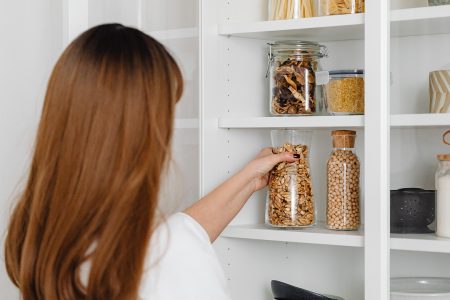 6 κινήσεις για να οργανώσεις τα ντουλάπια της κουζίνας