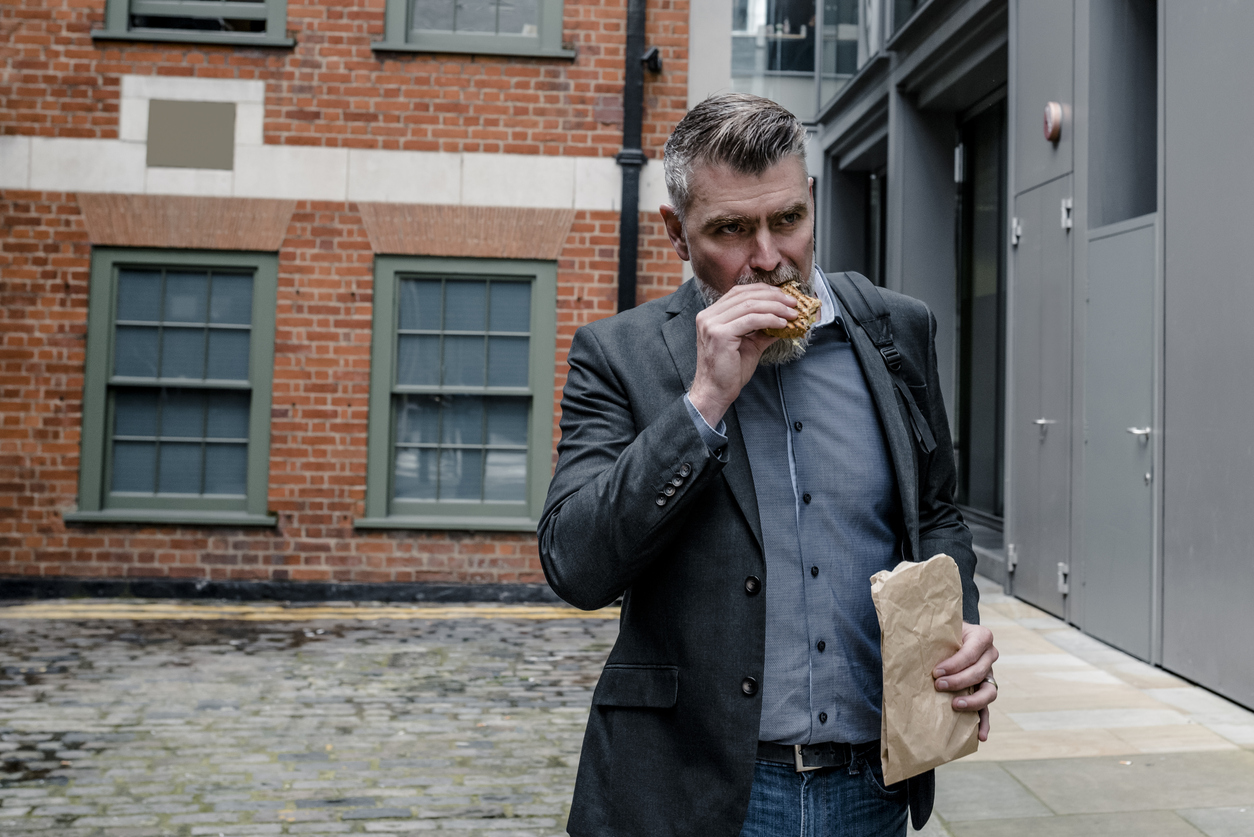 Τι συμβαίνει όταν τρως όρθιος το φαγητό σου