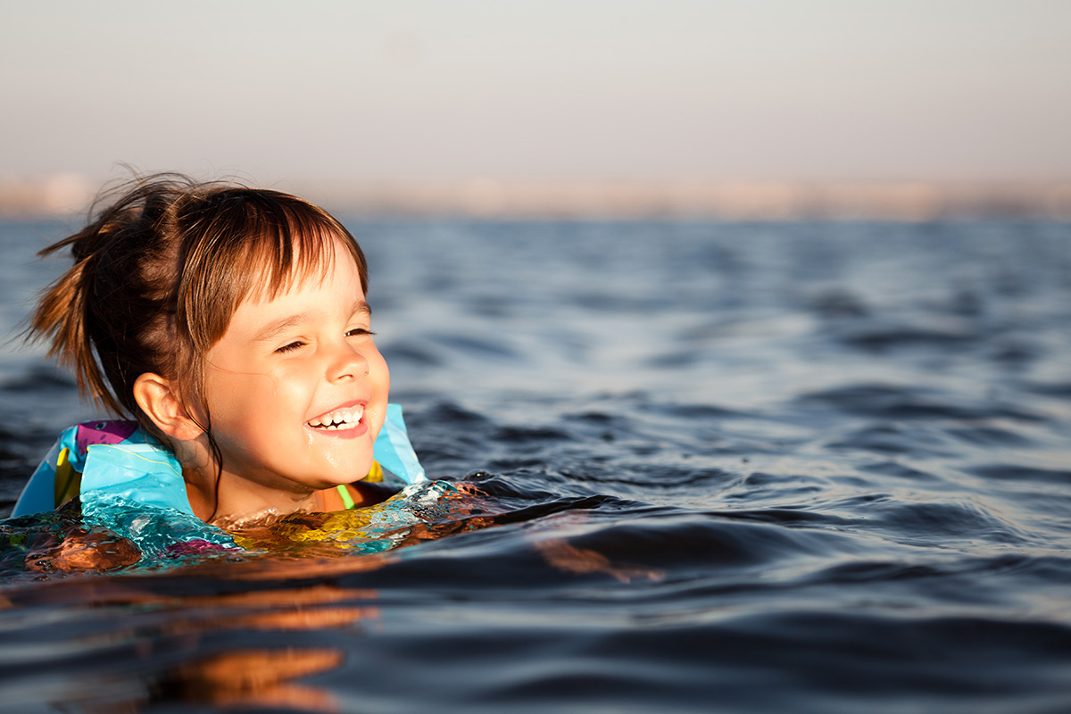 10 χρυσές συμβουλές για την ασφάλεια του παιδιού όταν κολυμπά