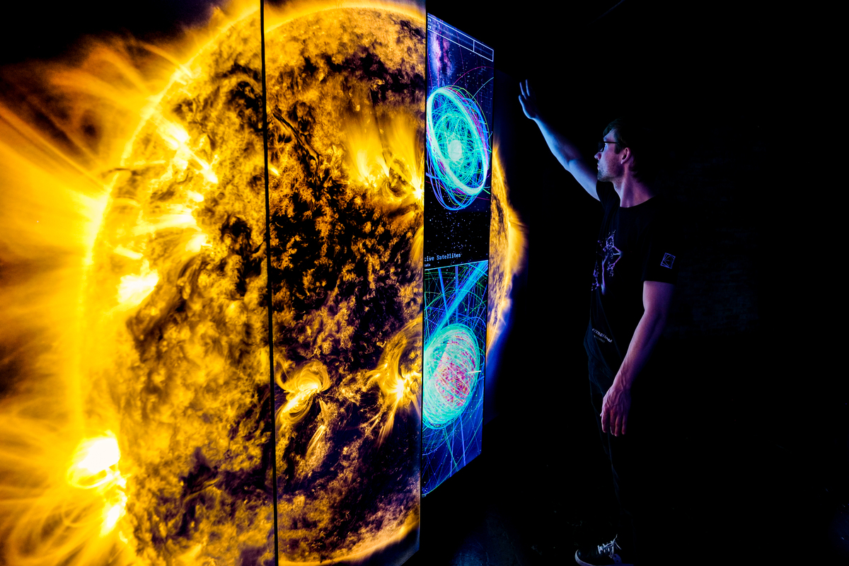 έκθεση Beyond the Light