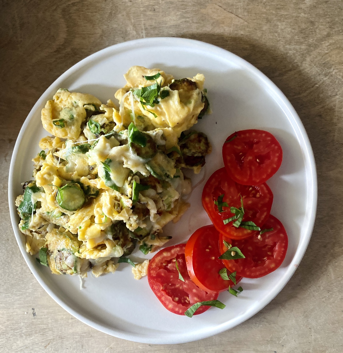 Αντί να φτιάξεις (πάλι) μια απλή κλασική ομελέτα, απογείωσέ την προσθέτοντας στο τηγάνι φρέσκα κολοκυθάκια και γραβιέρα Νάξου.