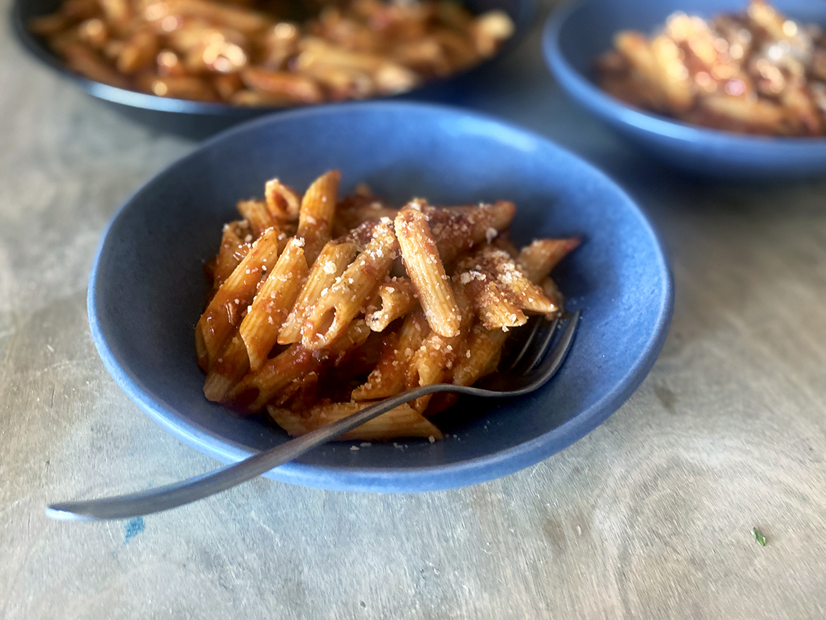 Πένες με σάλτσα ντομάτας και μπέικον: Το απόλυτο comfort food