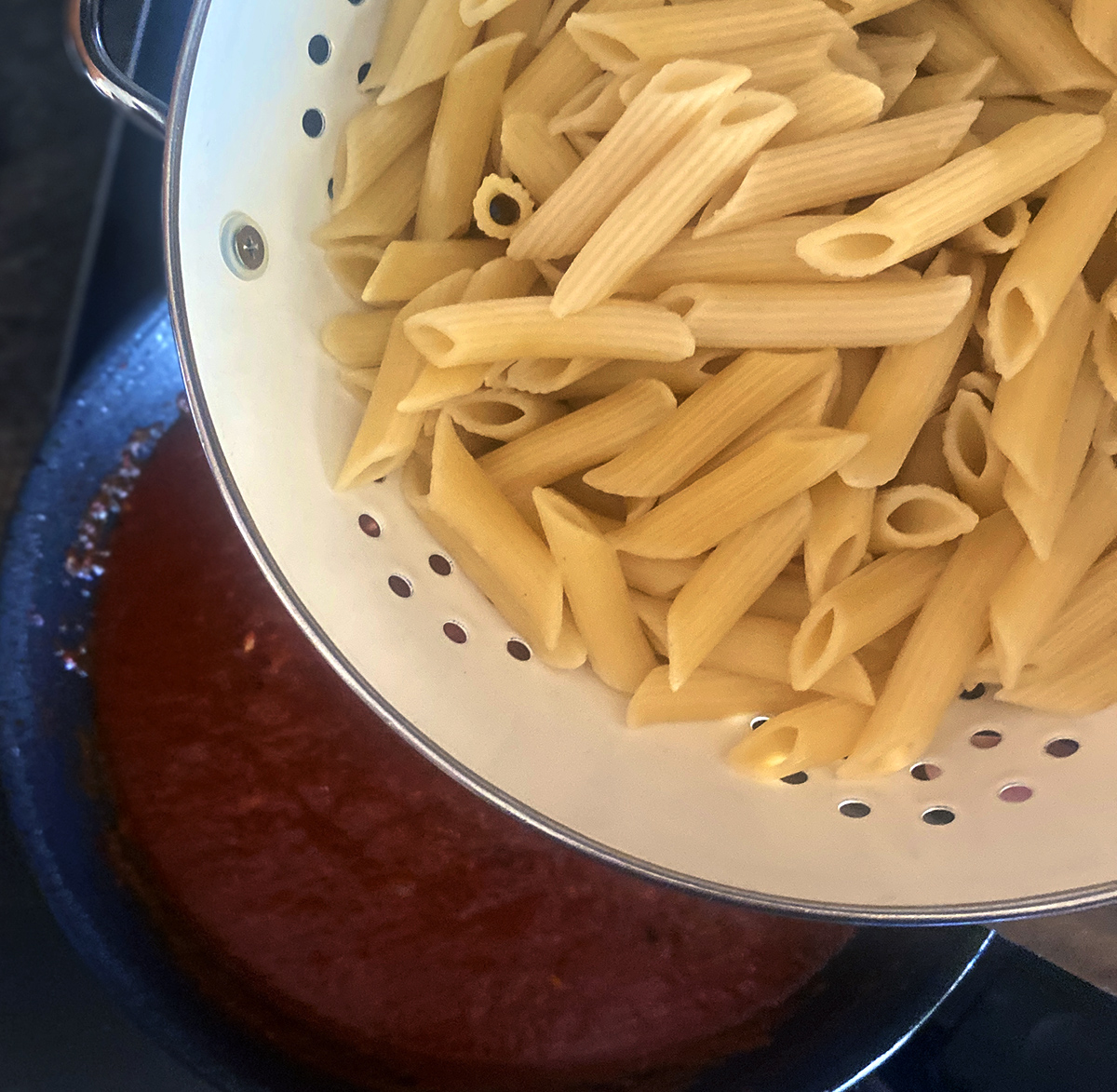 Πένες με σάλτσα ντομάτας και μπέικον: Το απόλυτο comfort food