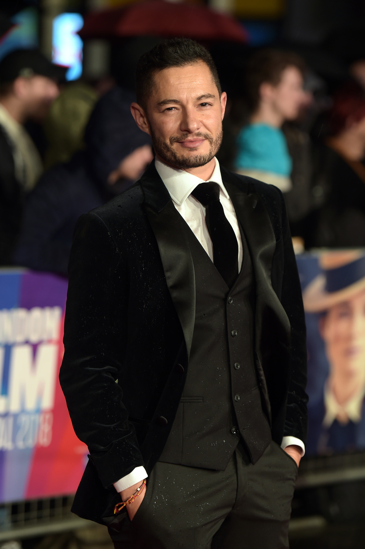 Ένα τρανσέξουαλ ζευγάρι μοιράζεται την αξιοσημείωτη ιστορία της σχέσης του και της ευτυχισμένης ζωής με δύο παιδιά -παρά τις απειλές.