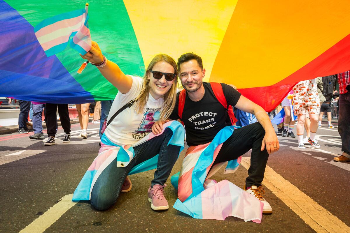 Ένα τρανσέξουαλ ζευγάρι μοιράζεται την αξιοσημείωτη ιστορία της σχέσης του και της ευτυχισμένης ζωής με δύο παιδιά -παρά τις απειλές.