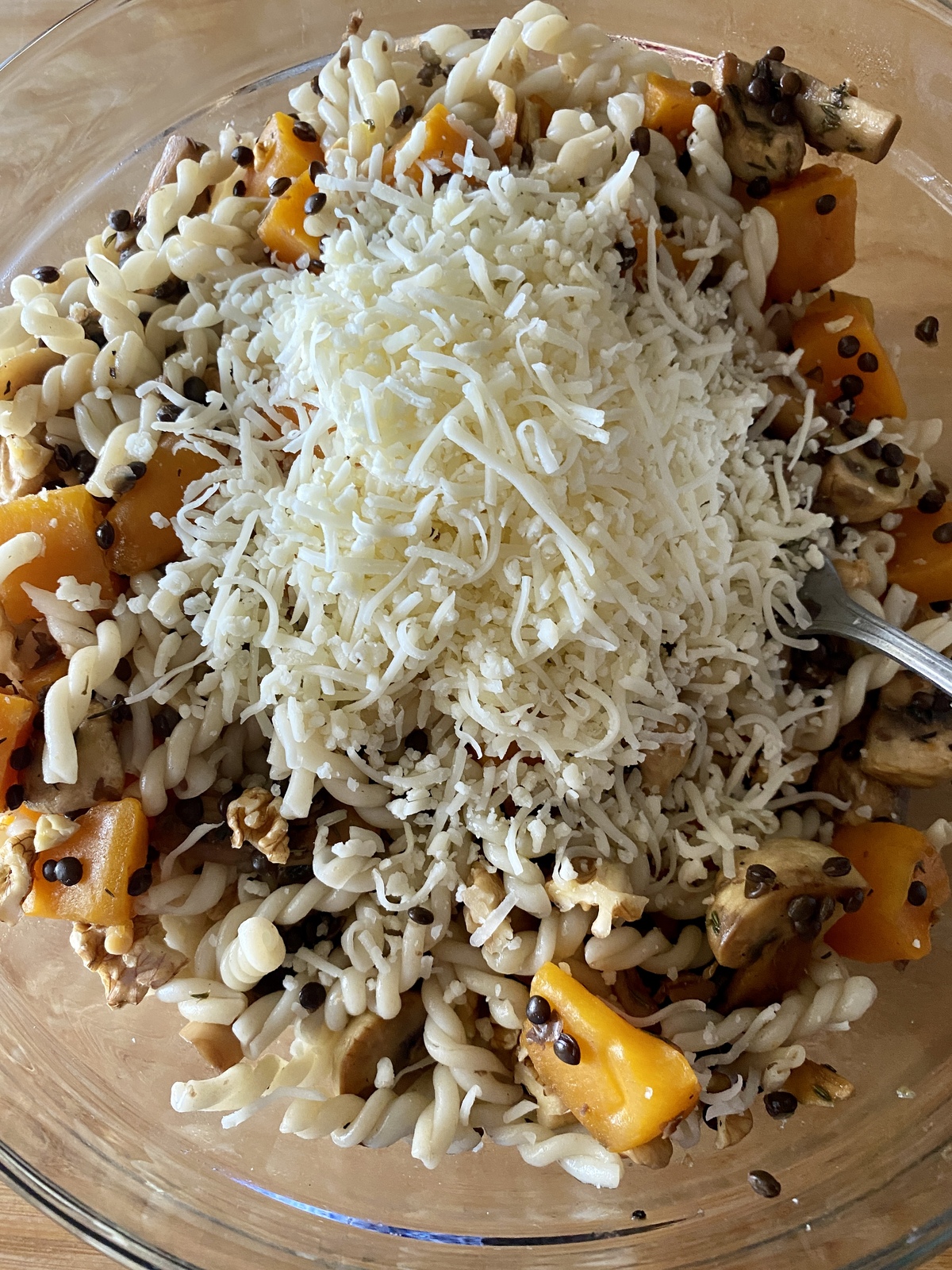 Υπέροχη φθινοπωρινή σαλάτα ζυμαρικών με κολοκύθα