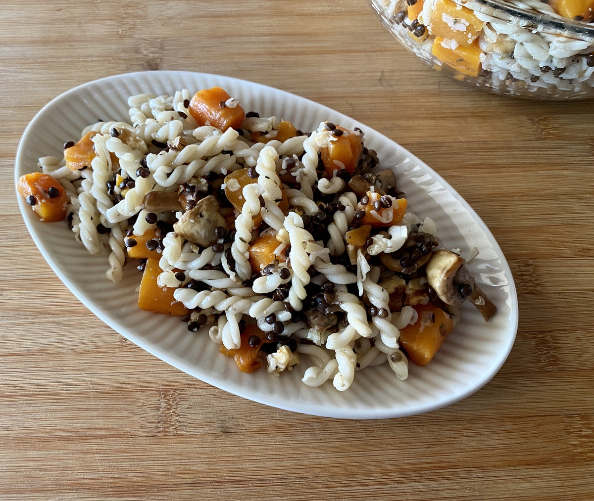Υπέροχη φθινοπωρινή σαλάτα ζυμαρικών με κολοκύθα