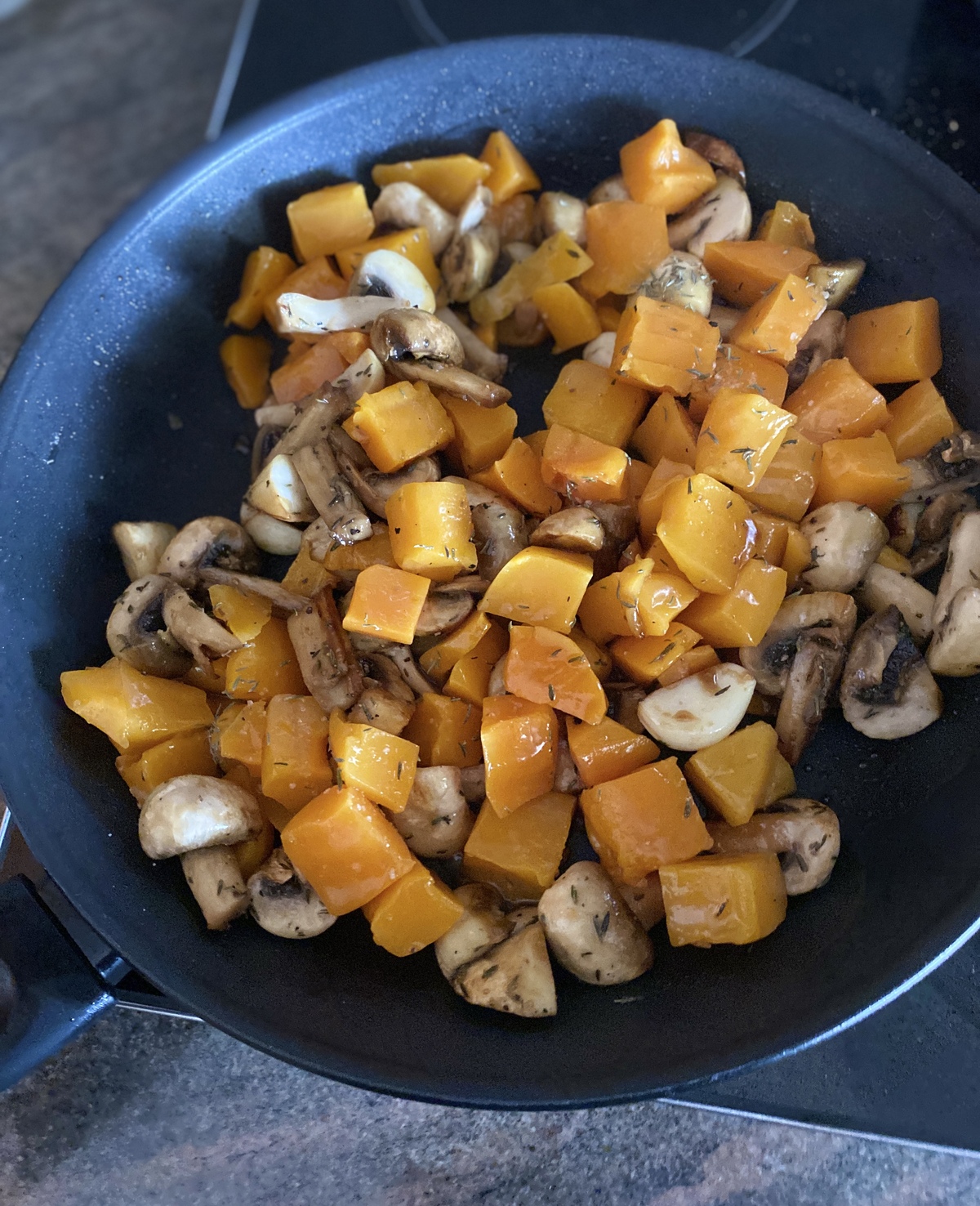 Υπέροχη φθινοπωρινή σαλάτα ζυμαρικών με κολοκύθα