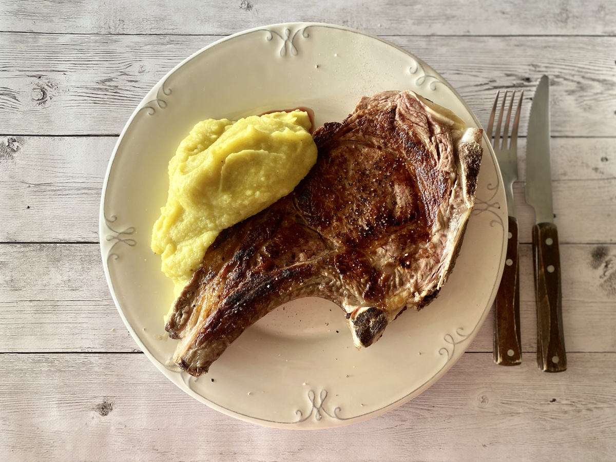 μπριζόλες με πουρέ κουνουπιδιού