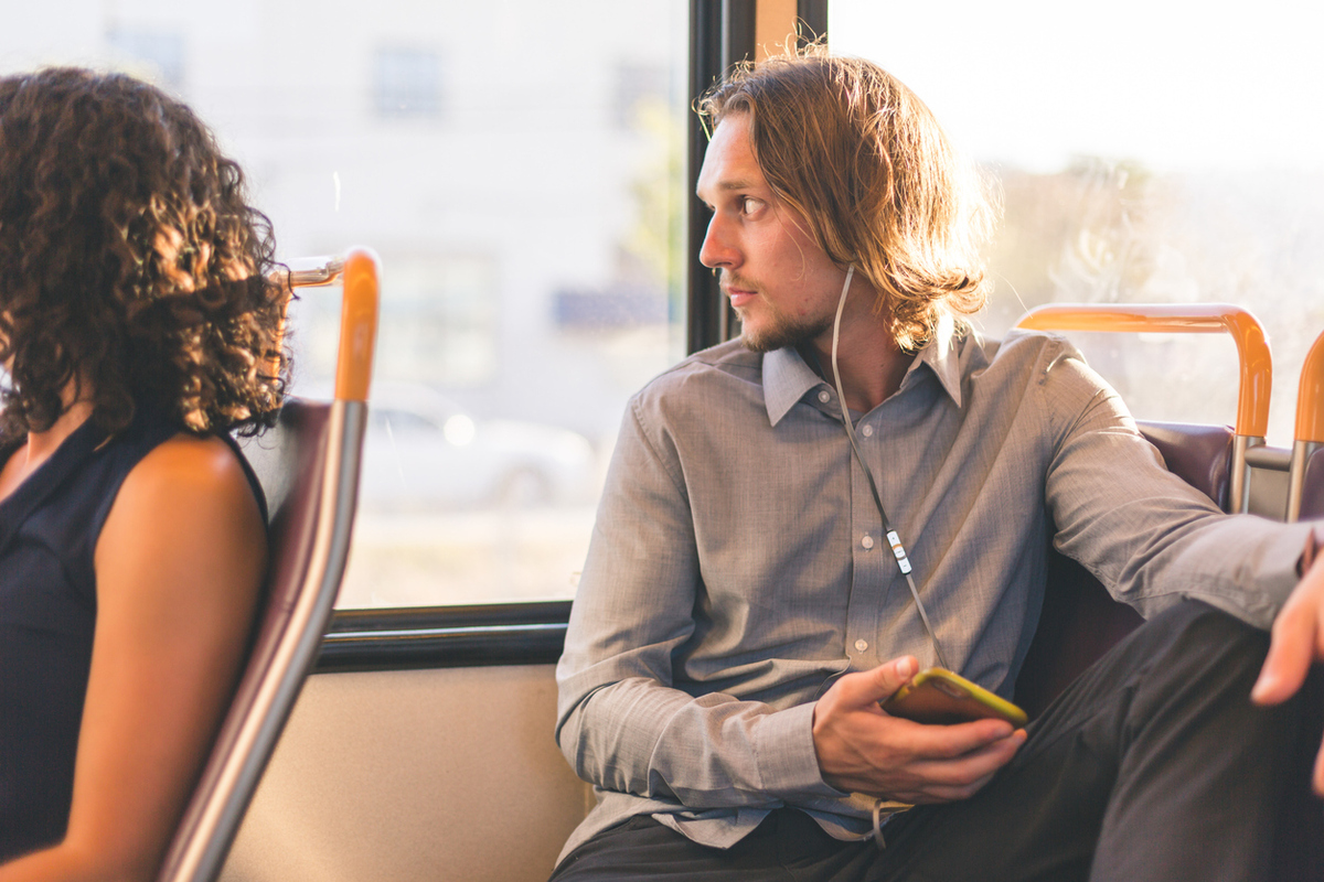 6 wellness podcasts που κάνουν υποφερτό το μποτιλιάρισμα