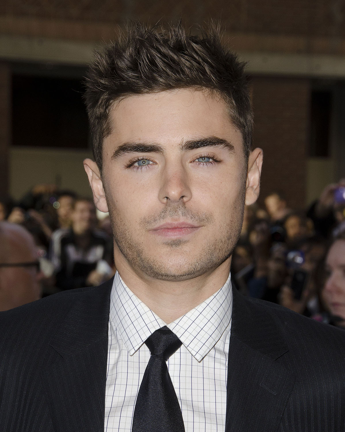 Ο Ζακ Έφρον αποκαλύπτει τι συνέβη στο πρόσωπό του: «Παραλίγο να πεθάνω»