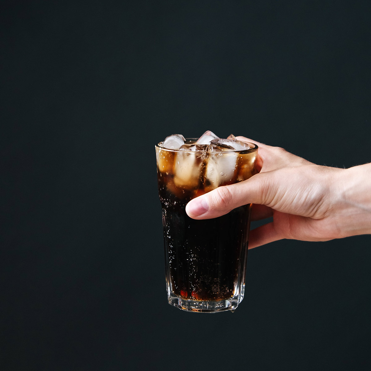 Ανακουφίζουν πράγματι τα αναψυκτικά τον στομαχόπονο;