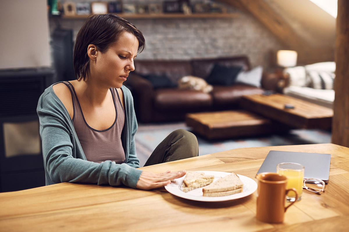 Τι μπορεί να σημαίνει για την υγεία σου αν δεν πεινάς όταν ξυπνάς το πρωί