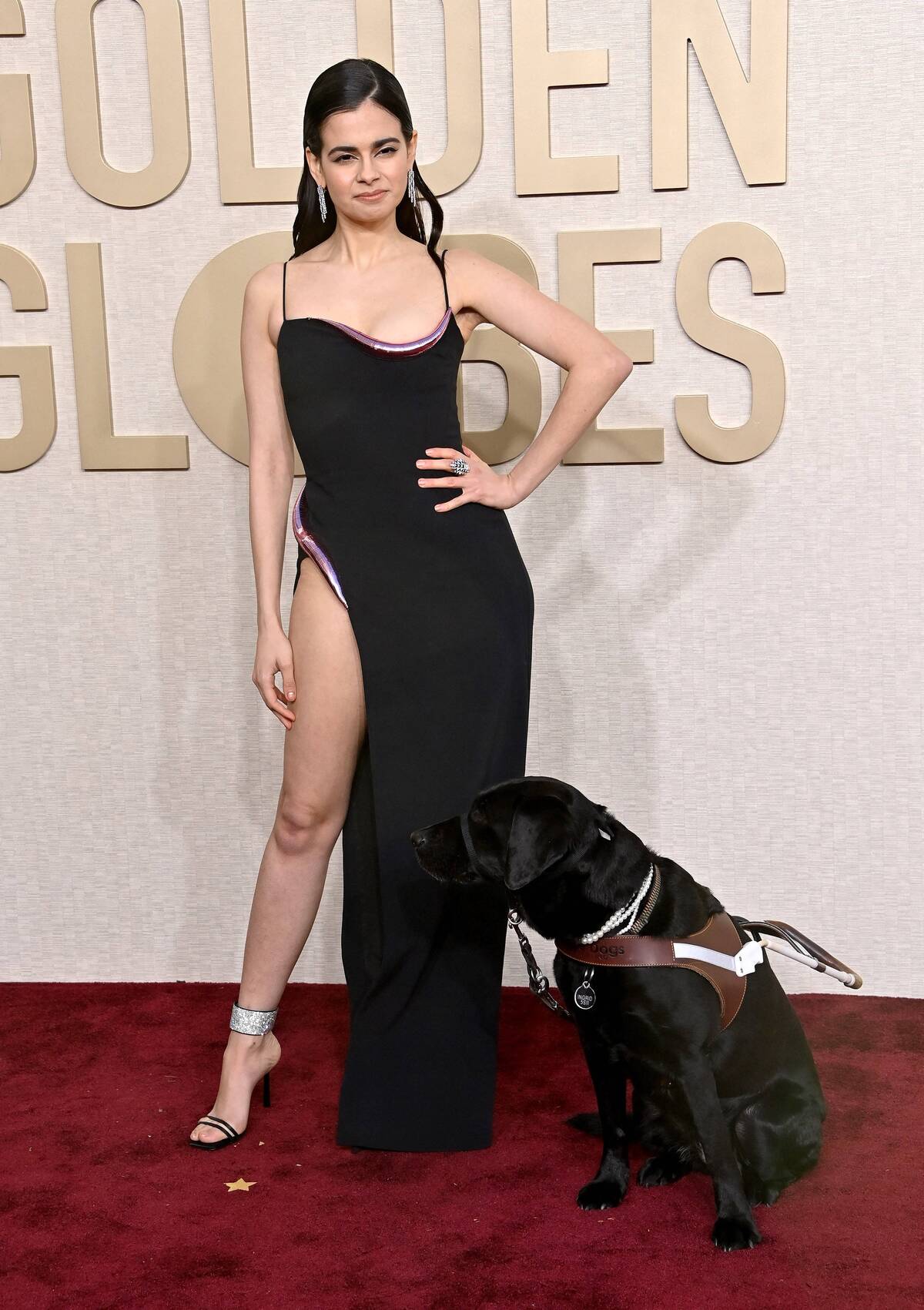 Η ηθοποιός Aria Mia Loberti περπάτησε στο κόκκινο χαλί με τον σκύλο-οδηγό της