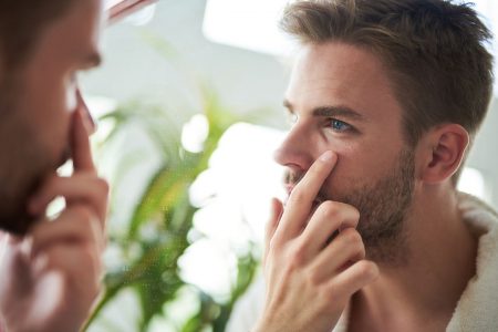 5 τρόποι να διώξει ένας άντρας τις σακούλες κάτω από τα μάτια