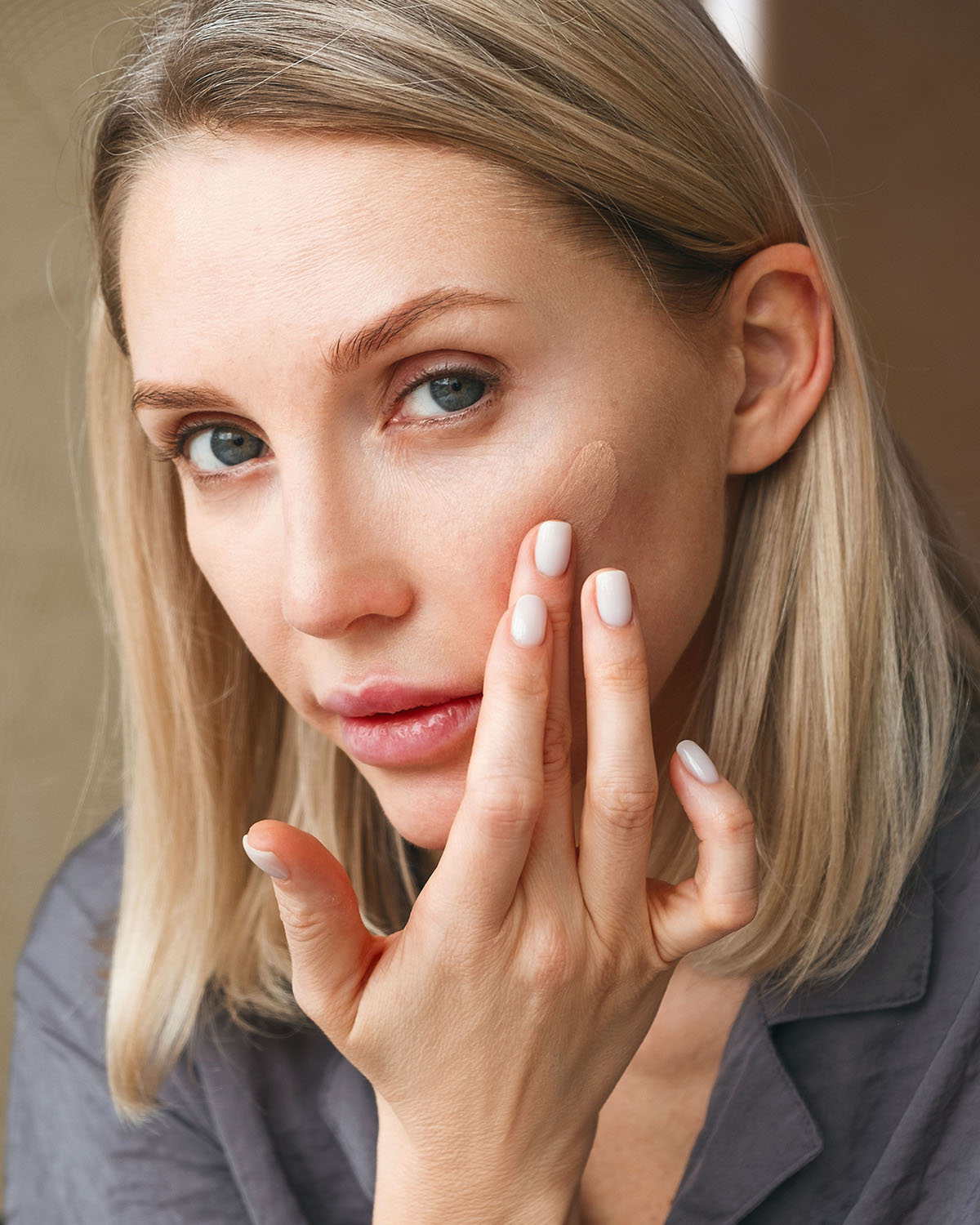 Πώς να δείχνεις νεότερη σε 6 απλές και γρήγορες κινήσεις μακιγιάζ