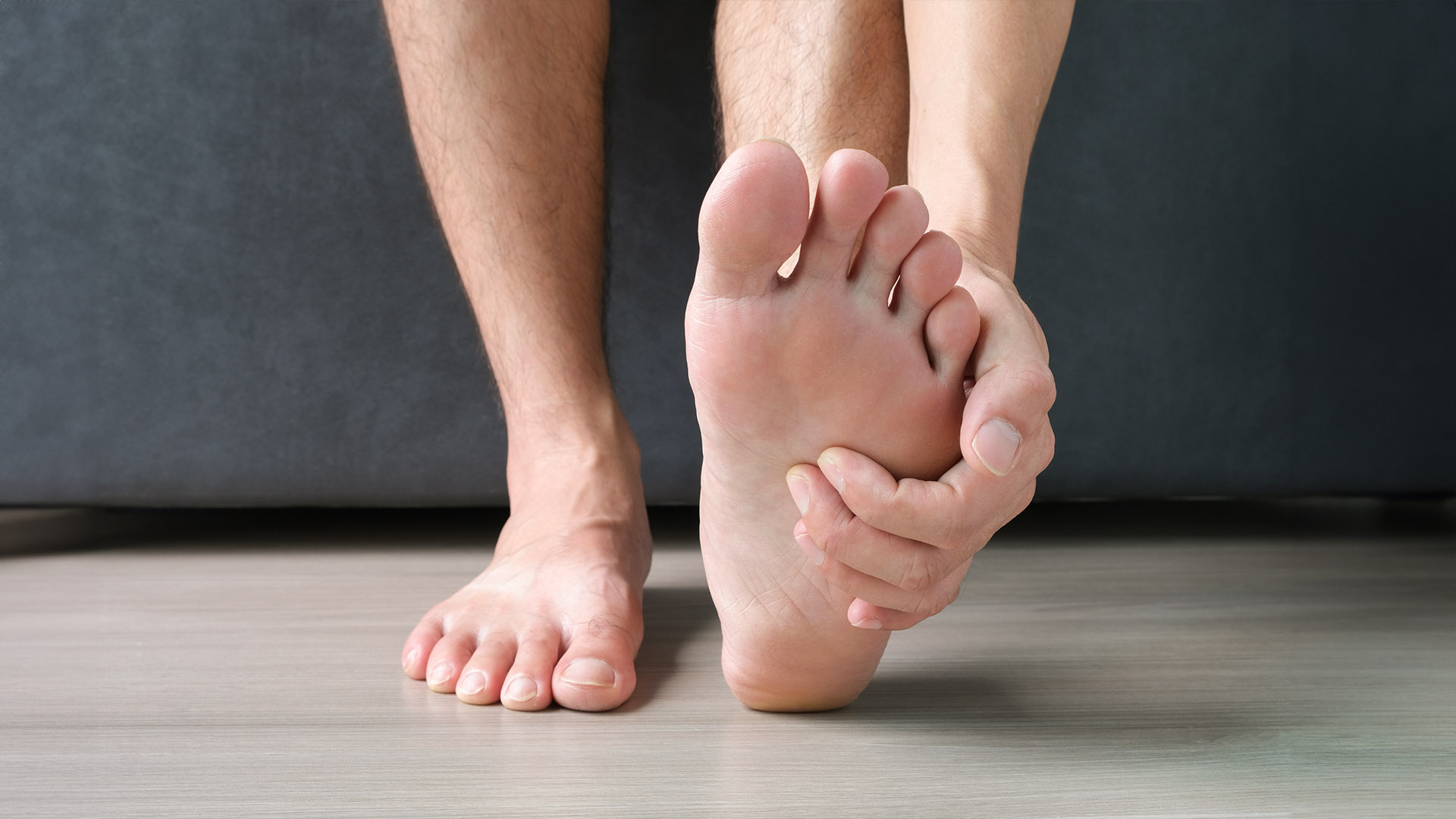 Πώς θα καταλάβεις ότι έχεις πλατυποδία και ποια είναι τα κατάλληλα παπούτσια για εσένα