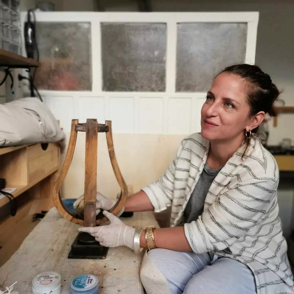 Η Λίνα Δαμιανοπούλου επί το έργον.