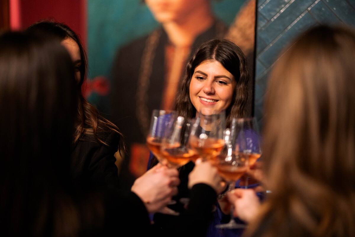 Σε αυτό το εστιατόριο το κρασί είναι κερασμένο αν αφήσεις το κινητό σου στην είσοδο