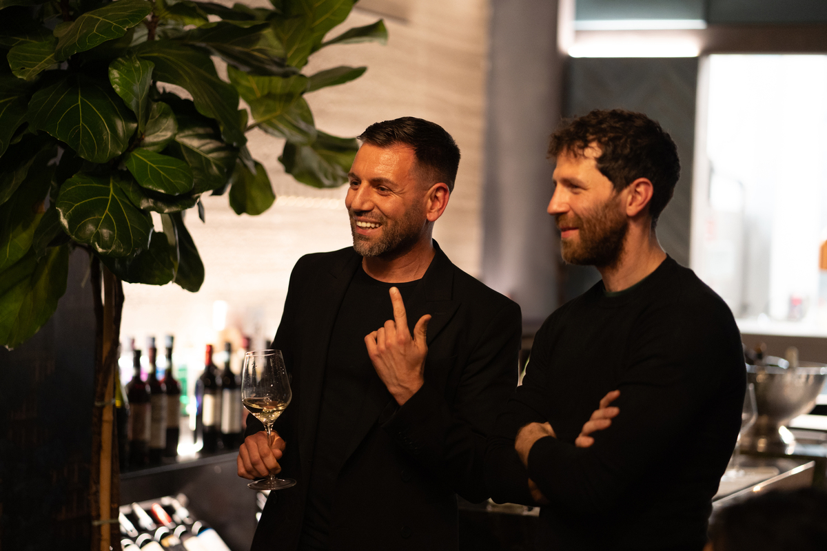 Σε αυτό το εστιατόριο το κρασί είναι κερασμένο αν αφήσεις το κινητό σου στην είσοδο