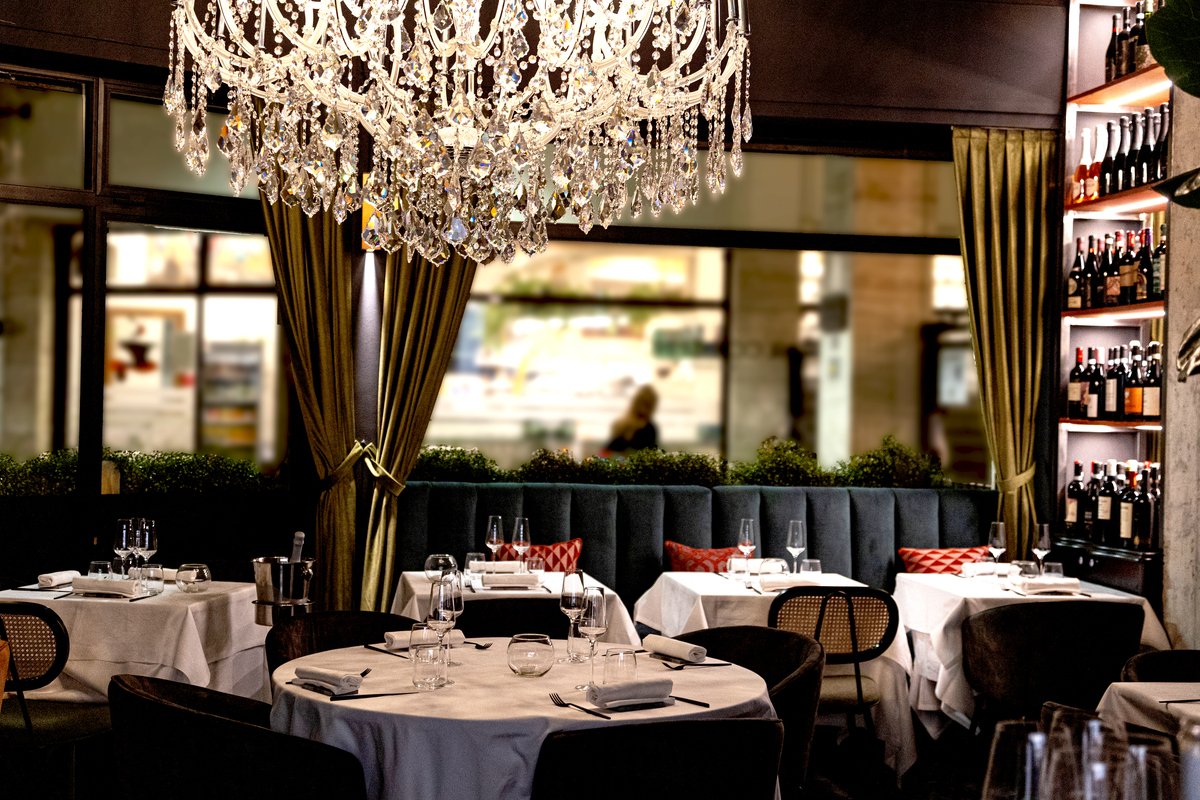 Σε αυτό το εστιατόριο το κρασί είναι κερασμένο αν αφήσεις το κινητό σου στην είσοδο