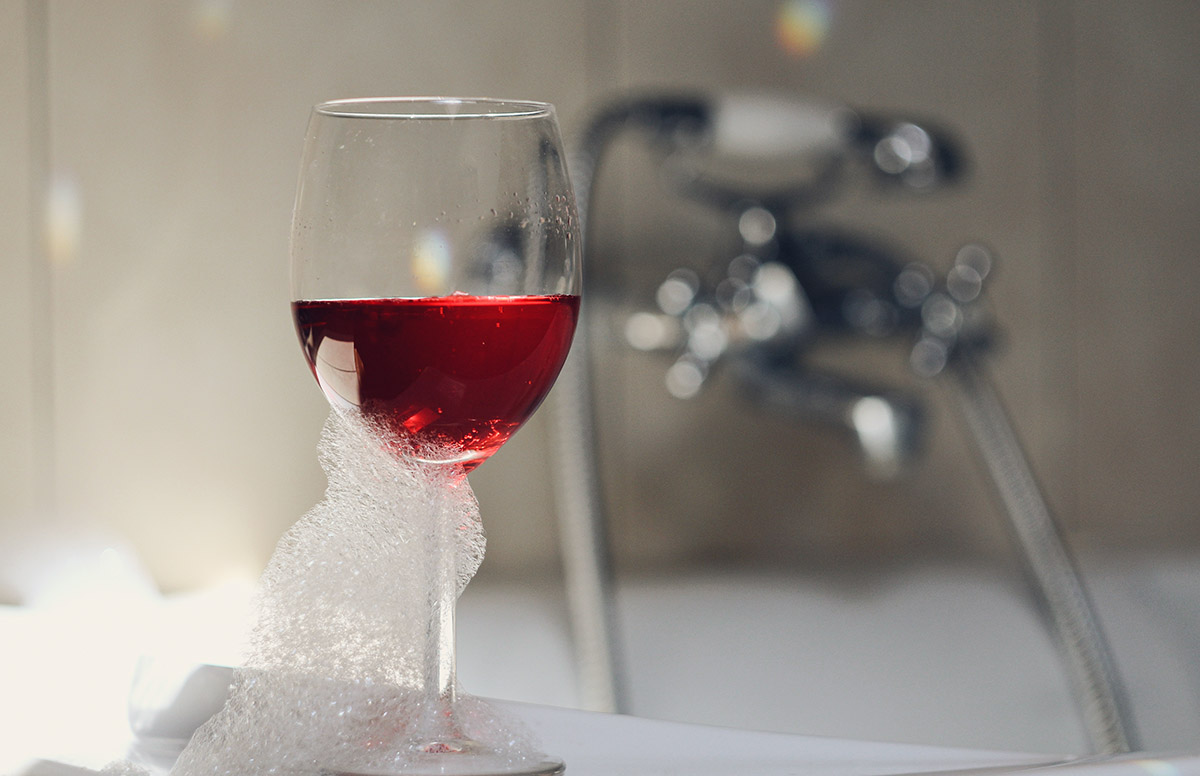 Ρίξε στη μπανιέρα σου το κόκκινο κρασί που περίσσεψε