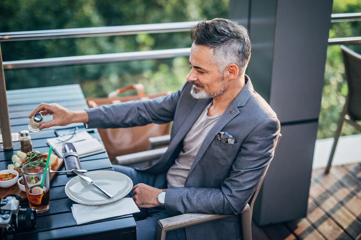 Τι δείχνει για σένα το ότι βάζεις αλάτι στο φαγητό σου πριν το δοκιμάσεις