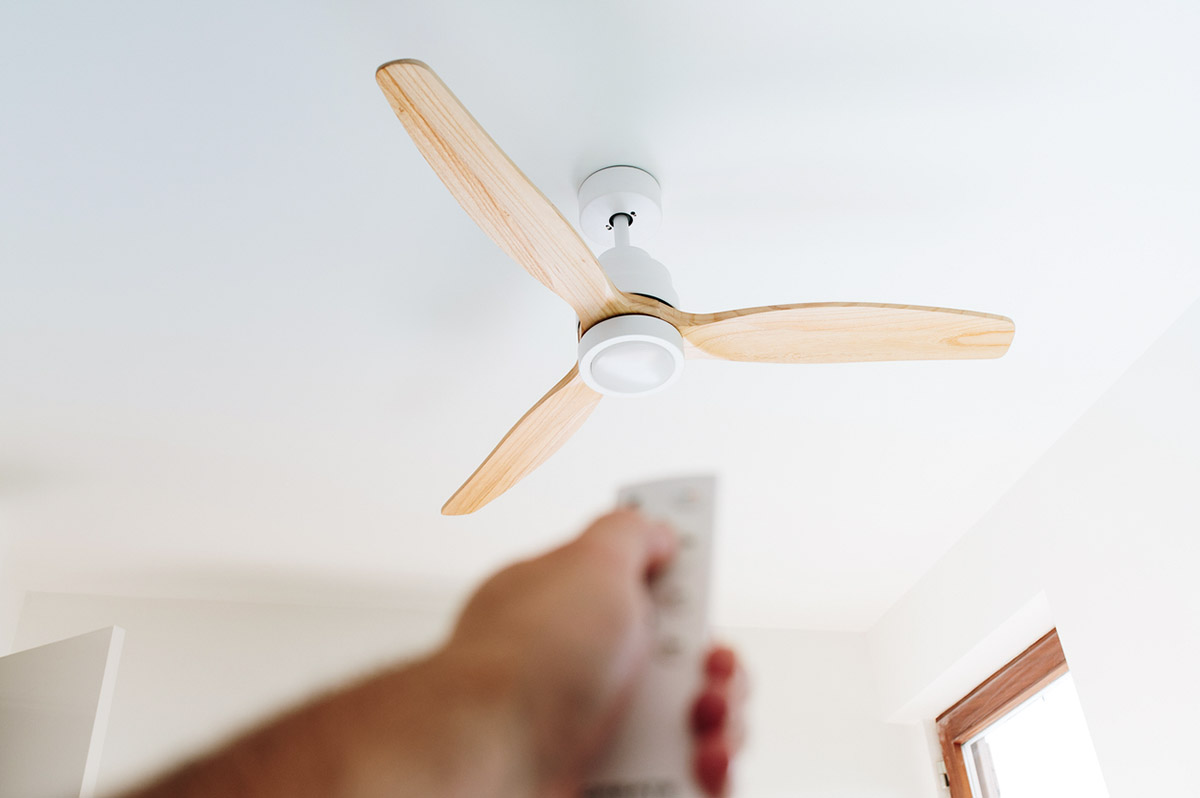 Πως μπορείς να δροσίσεις το σπίτι σου έξυπνα με ανεμιστήρες