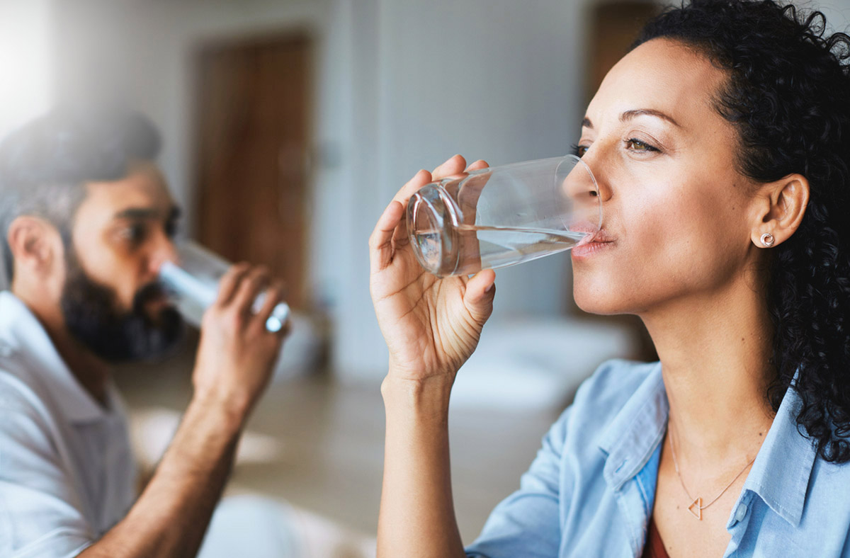 Πόσο νερό πρέπει να πίνεις για να έχεις λαμπερό δέρμα