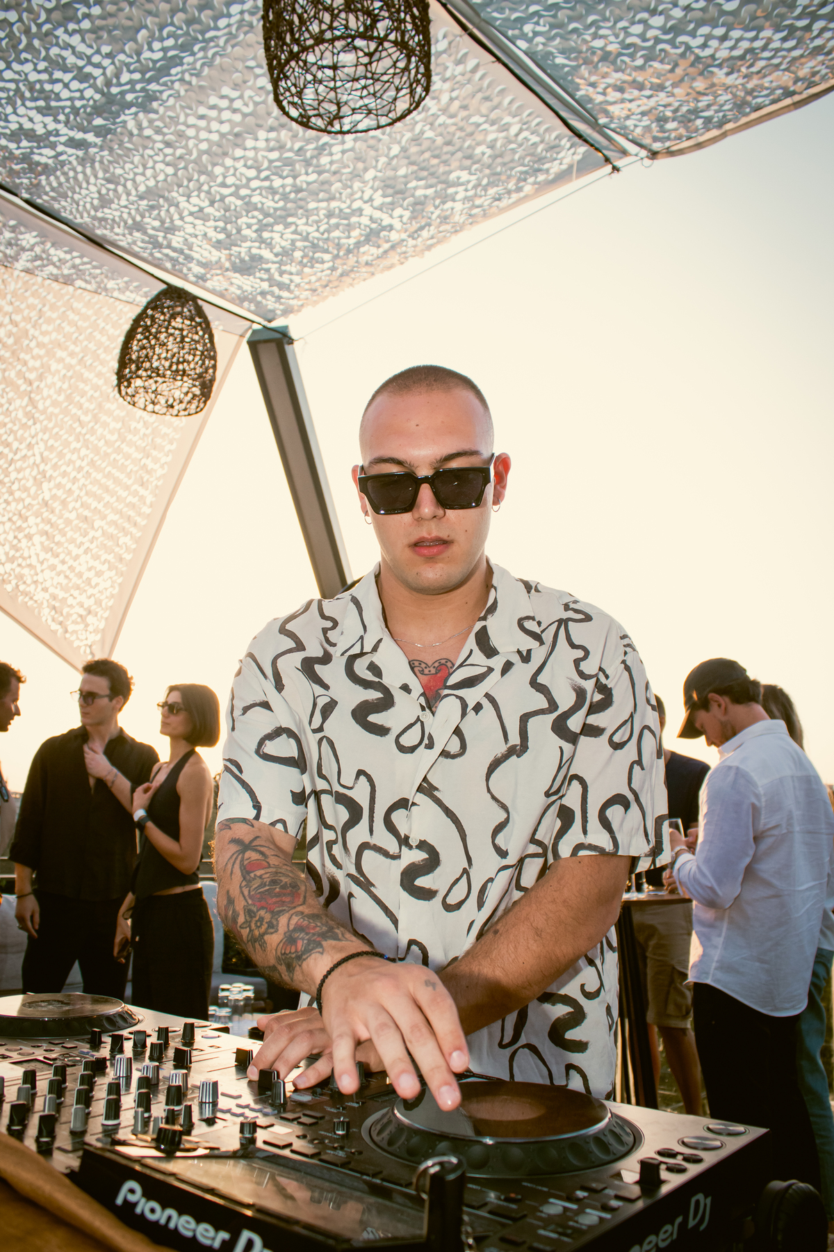 Τι παίζει στη νυχτερινή Αθήνα όταν σβήνουν τα φώτα;