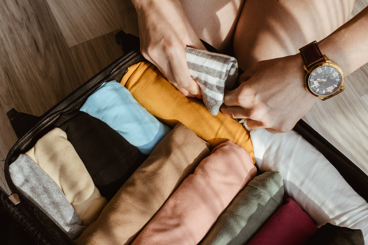 Πώς θα χωρέσεις ρούχα 2 εβδομάδων σε μία χειραποσκευή
